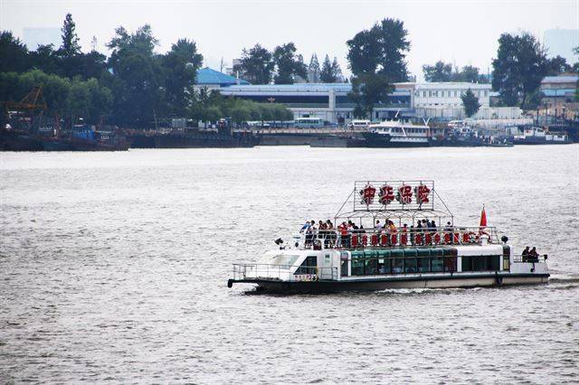 단교 앞을 지나는 유람선.