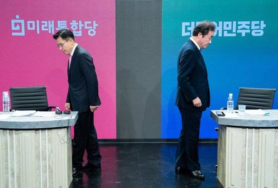 총선 종로에 출마한 더불어민주당 이낙연 후보와 미래통합당 황교안 후보가 6일 오전 서울 강서구 티브로드방송 강서제작센터에서 열린 종로구 선거방송토론위원회 주최 토론회에 참석해 착석하고 있다. [국회사진기자단]