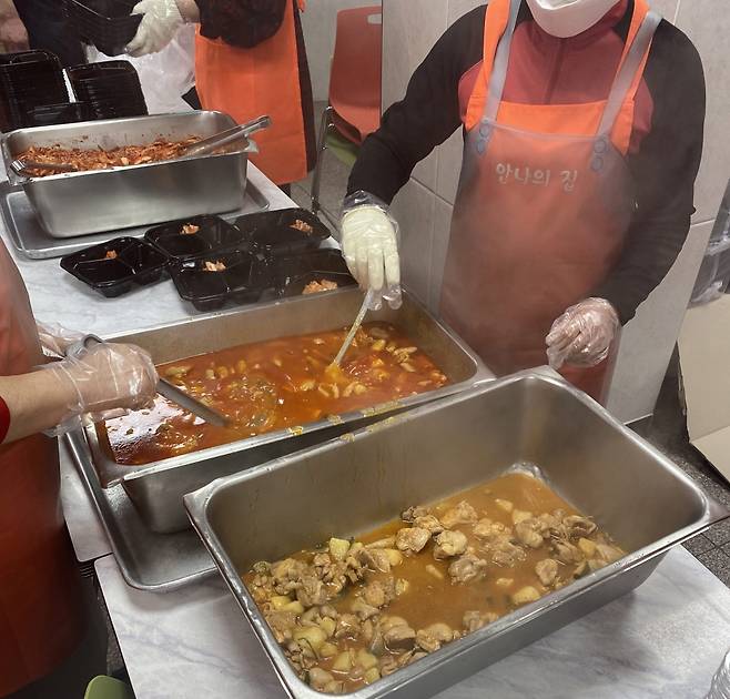 메인 반찬인 닭볶음탕 등장. 솔직히 좀 먹고 싶었다./사진=배고픈 남형도 기자