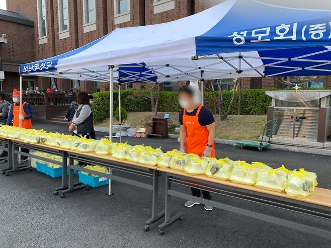 "맛있게 드세요" 인사하는 기자. 얼굴이 어색하게 나와서 블러 처리했다./사진=김하종 신부님