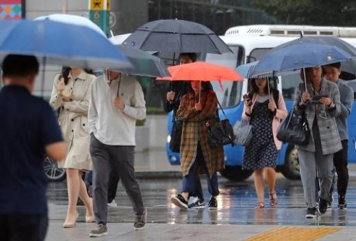 기상청은 오는 12일 대기 상층에 매우 찬 공기가 유입되면서 대기가 불안정해져 경기남부와 충청도, 전라도와 경상내륙 등 지역에서 소나기 구름대의 영향을 받겠다고 11일 예보했다/사진=뉴스1