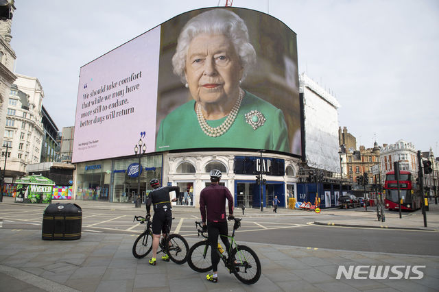 [런던=AP/뉴시스]8일(현지시간) 영국 런던의 피커딜리 서커스 전광판에 엘리자베스 2세 여왕의 신종 코로나바이러스 감염증(코로나19) 관련 TV 연설 모습과 발언 내용이 비치고 있다. 2020.04.09.