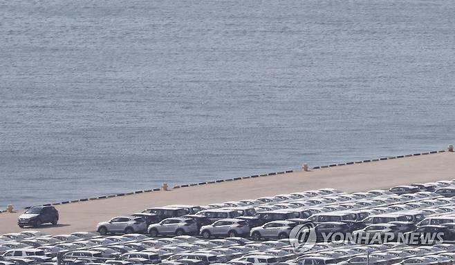 코로나19에 수출 막힌 현대차 (울산=연합뉴스) 김용태 기자 = 현대자동차 울산5공장 투싼 생산라인이 신종 코로나바이러스 감염증(코로나19) 사태로 해외 현지 판매사들이 대부분 영업을 중단하는 등 수출 물량이 크게 줄어 이달 13∼17일 임시 휴업에 들어간다. 8일 현대차 울산공장 수출선적부두에 투싼 등 완성차들이 대기하고 있다. 2020.4.8