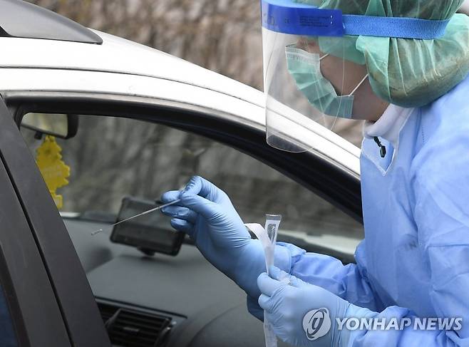 핀란드의 코로나19 검사 지난달 18일(현지시간) 핀란드에서 보호복을 착용한 사람이 신종 코로나바이러스 감염증(코로나19) 검사를 위한 시료를 채취하고 있다.[AFP=연합뉴스 자료사진]