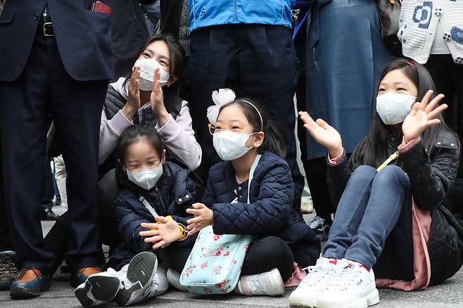 어린이들이 12일 서울 종로구 구기동에서 더불어민주당 이낙연 후보의 선거운동 모습을 바닥에 앉아 지켜보고 있다. 이준헌 기자 ifwedont@kyunghyang.com