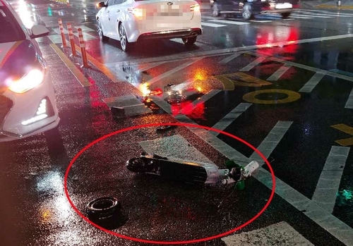 차량과 충돌한 전동 킥보드 '라임' / 사진=부산경찰청 제공