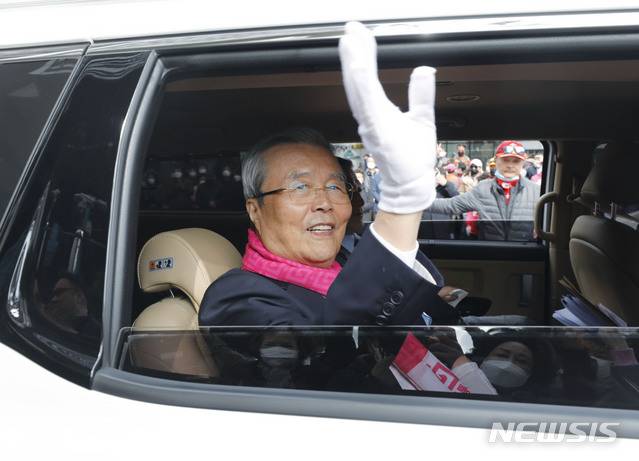 [서울=뉴시스] 최동준 기자 = 김종인 미래통합당 총괄 선거대책위원장이 12일 서울 강남구 수서역 사거리에서 미래통합당 강남구 후보자들 지원 유세를 마친 후 다음 유세 장소로 이동하며 당원들에게 인사하고 있다. 2020.04.12. photocdj@newsis.com