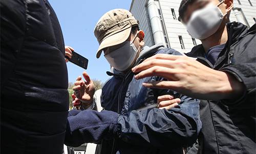 '박사방'에서 미성년 성 착취에 가담한 혐의를 받는 '부따' 강모씨가 9일 구속 전 피의자심문(구속영장 실질심사)를 마친 후 법정을 나서고 있다. 뉴스1