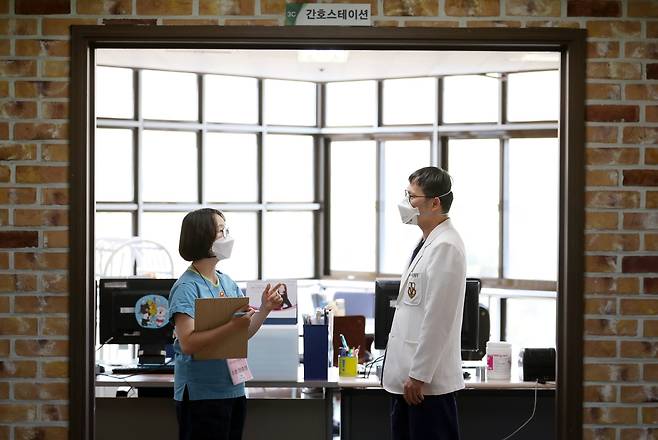 국군대구병원의 진료·간호과장 김광동 진료과장(오른쪽)과 안효정 간호과장(왼쪽)이 국군대구병원 내 간호스테이션에서 대화를 나누고 있다. [촬영 손형주 기자]