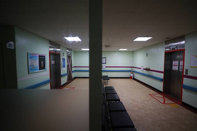 분리된 병원 내 공간. 왼쪽은 환자와 레벨D 방호복을 입어야 출입할 수 있는 공간. 오른쪽은 방호복 없이 이동할 수 있다.