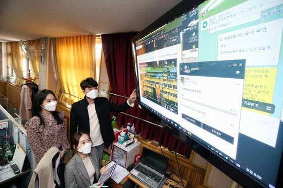 온라인 개학 첫날인 지난 9일 오전 광주 서구 상일여고 3학년 교무실에서 교사들이 학생들의 출석체크 현황을 확인하고 있다. 연합뉴스