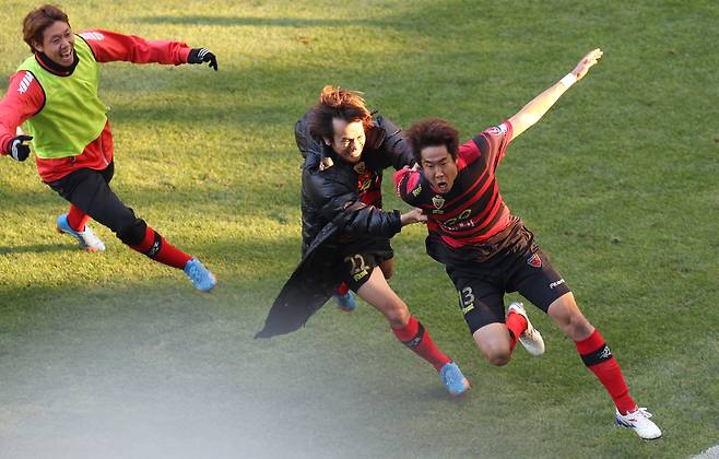 2013년 12월1일 울산문수경기장에서 열린 K리그 클래식 울산과 최종전에서 추가시간에 버저비터골을 터트린 김원일(오른쪽)이 동료들과 기쁨을 나누고 있다. [중앙포토]