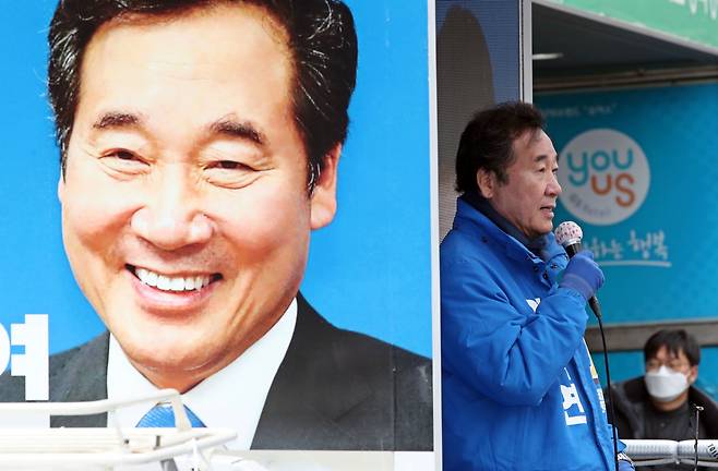 21대 총선 서울 종로에 출마한 더불어민주당 이낙연 후보가 12일 종로구 구기동에서 유세 차량에 올라 지지를 호소하고 있다. [연합]