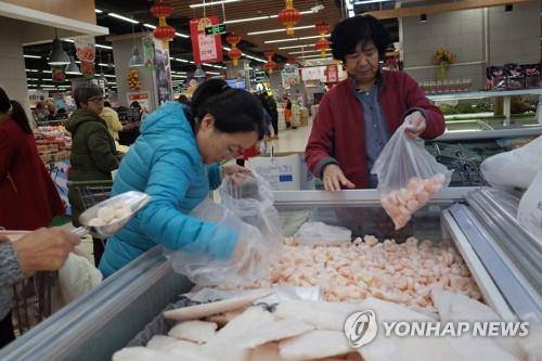 중국 베이징의 슈퍼마켓에서 새우를 고르는 소비자들 [EPA=연합뉴스 자료사진]