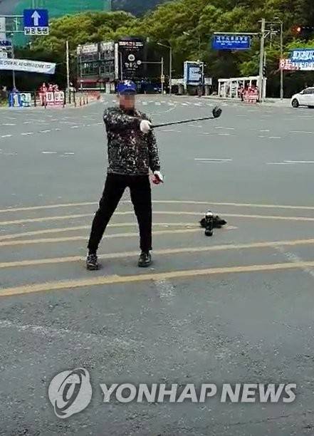 유세하는 홍준표 후보 앞에서 골프채로 위협 (대구=연합뉴스) 13일 오전 대구 수성구 두산오거리에서 유세 중인 무소속 홍준표 후보 앞에 나타난 한 남성이 골프채를 휘두르고 있다. 2020.4.13 [홍준표 후보 캠프 제공. 재판매 및 DB 금지]