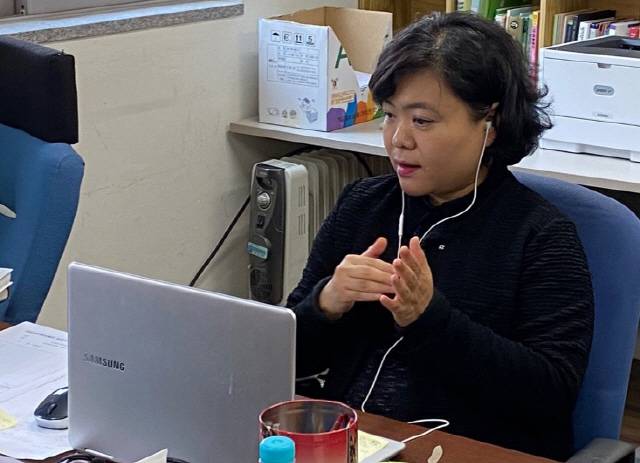 ◇코로나19로 진행되는 온라인 수업에서 원격으로 수어통역을 지원하고 있는 유정은씨.