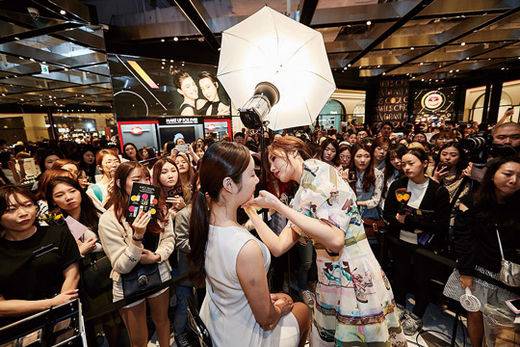 시코르 강남점에서 뷰티 유튜버 이사배가 직접 메이크업 쇼를 시연하고 있다.(/시코르)