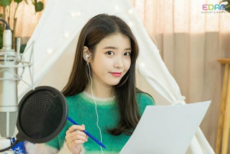 [사진 출처 = 이담엔터테인먼트 공식 SNS 캡처]