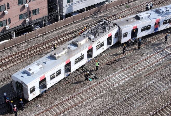 14일 오전 열차 탈선 사고가 벌어진 서울 영등포구 신길역 인근 철로에서 한국철도 관계자들이 선로 복구 및 탈선 열차 이송 준비 작업을 펼치고 있다. ⓒ연합뉴스