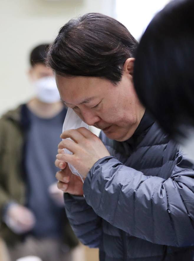 윤석열 검찰총장이 제21대 국회의원선거일인 15일 오전 서울 서초구 원명초등학교에 마련된 투표소에서 신분확인을 하기 위해 마스크를 벗고 있다. 뉴스1