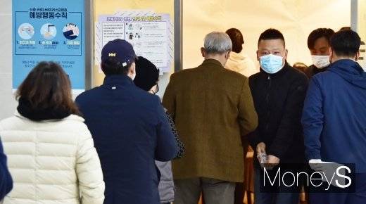 제21대 총선 당일인 15일 서울 종로구 교남동 투표소에서 주민들이 투표를 하기 위해 줄을 서서 입장하고 있다. /사진=임한별 기자