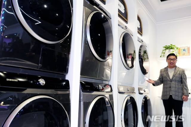 [서울=뉴시스]김근현 기자 = 이재승 삼성전자 생활가전사업부장(부사장)이 29일 오전 서울 강남구 삼성 디지털프라자 강남본점에 마련된 라이프스타일 쇼룸 ‘#프로젝트 프리즘(#ProjectPRISM)’에서 소비자 개개인의 사용 습관에 맞춰 세탁과 건조를 해주는 인공지능 세탁기·건조기 ‘삼성 그랑데 AI’를 소개하고 있다. 2020.01.29.khkim@newsis.com