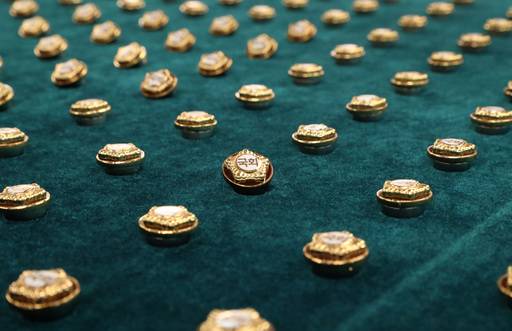 4·15 총선을 이틀 앞둔 13일 서울 여의도 국회 사무처가 제21대 국회의원들에게 지급될 배지를 공개하고 있다. 뉴스1