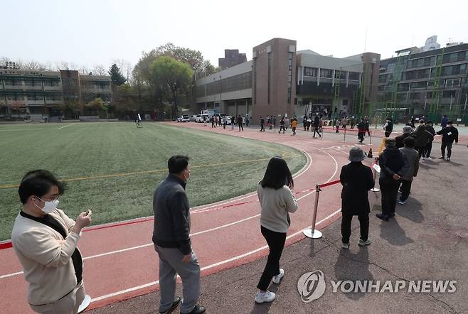 '사회적 거리두기' 긴 줄 (서울=연합뉴스) 김주성 기자 = 제21대 국회의원 선거일인 15일 오전 서울 동작구 상도1동 제1투표소가 마련된 강남초등학교에서 시민들이 투표를 하기 위해 길게 줄을 서 있다. 2020.4.15 utzza@yna.co.kr