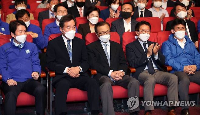 출구조사 결과 지켜보는 더불어민주당 (서울=연합뉴스) 김인철 기자 = 더불어민주당 이해찬, 이낙연 상임공동선대위원장과 이인영 원내대표 등이 15일 오후 국회 의원회관에 마련된 당 선거상황실에서 각 방송사가 발표한 출구조사 결과를 지켜보고 있다.       왼쪽부터 더불어민주당 이인영 원내대표, 이낙연, 이해찬 공동상임선대위원장, 더불어시민당 우희종, 최배근, 공동상임선대위원장. 2020.4.15 yatoya@yna.co.kr