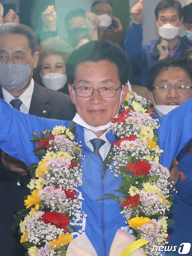 정정순 더불어민주당 충북 청주상당 국회의원 후보가 16일 오전 충북 청주시 상당구 선거 사무소에서 당선이 확정되자 꽃목걸이를 걸고 기뻐하고 있다. 2020.4.16/뉴스1 © News1 김용빈 기자