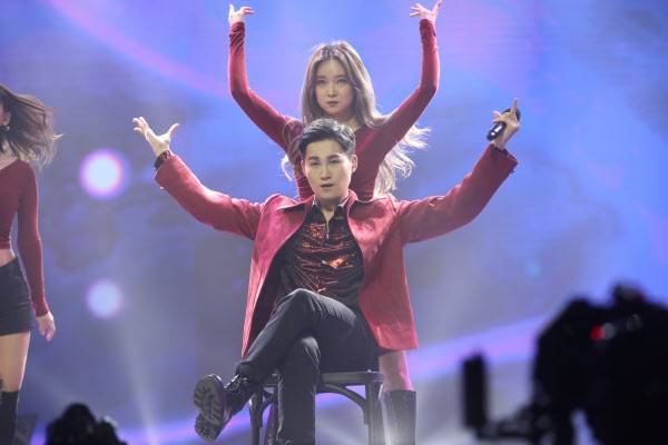 김희재 결승곡 '나는 남자다' 공연때의 윤하늘 /TV조선