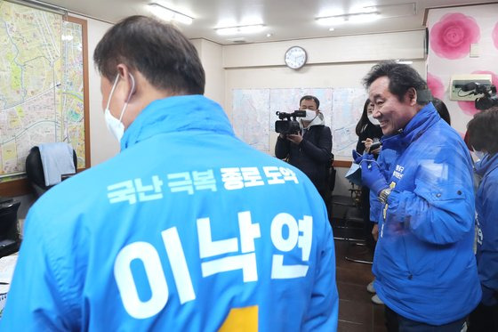 이낙연 더불어민주당 종로구 당선자가 지난 5일 서울 종로구 창신골목시장 내 부동산을 찾아 시민들과 이야기를 나누고 있다. ［뉴스1］