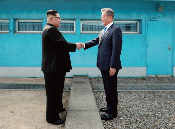 2018년 4월 문재인 대통령(오른쪽)이 김정은 북한 국무위원장과 판문점 군사분계선에서 악수를 나눴다. 연합뉴스