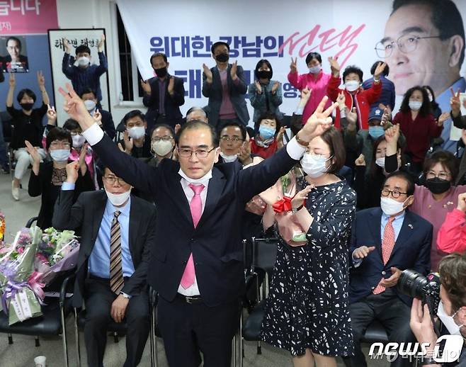 태구민(태영호) 미래통합당 강남갑 후보가 16일 새벽 서울 강남구 신사동 자신의 선거사무소에서 21대 국회의원선거 당선이 확실해진 후 인사를 하고 있다. /사진=뉴스1.