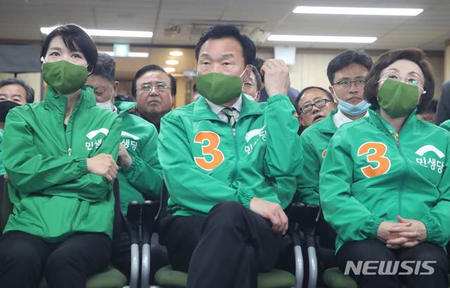 [서울=뉴시스]김명원 기자 = 민생당 손학규 상임선대위원장, 김정화·장정숙 민생당 공동선대위원장 및 선대위 관계자들이 15일 서울 여의도 민생당 당사에서 제21대 국회의원선거 개표방송을 시청하고 있다. 이날 출구조사 결과에 손학규 상임선대위원장 등 참석자들이 침통한표정을 짓고 있다. 2020.04.15. kmx1105@newsis.com