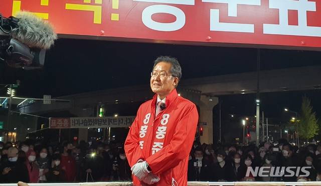 [대구=뉴시스]이은혜 기자 = 무소속 홍준표 대구 수성구을 국회의원 당선인이 16일 오후 대구 수성구 두산오거리에서 당선 소감을 이야기하고 있다. 2020.04.16.ehl@newsis.com