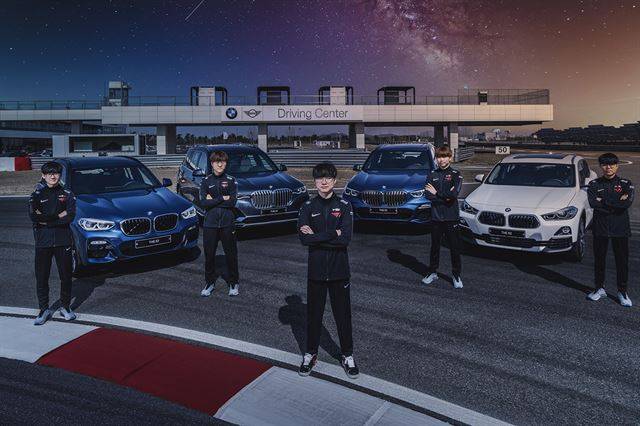 BMW그룹과 스폰서십 계약을 체결한 SK텔레콤 e스포츠 기업 'T1' 소속 '페이커' 이상혁(가운데) 선수 등이 인천 영종도 BMW드라이빙센터에서 BMW 최신형 차량 앞에서 포즈를 취하고 있다. SK텔레콤 제공