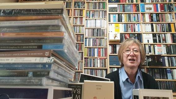 KBS 클래식FM '명연주 명음반' 진행자인 정만섭씨가 음악을 듣고 선곡하는 자택 거실에 앉아 선곡 방법을 설명하고 있다. 김호정 기자