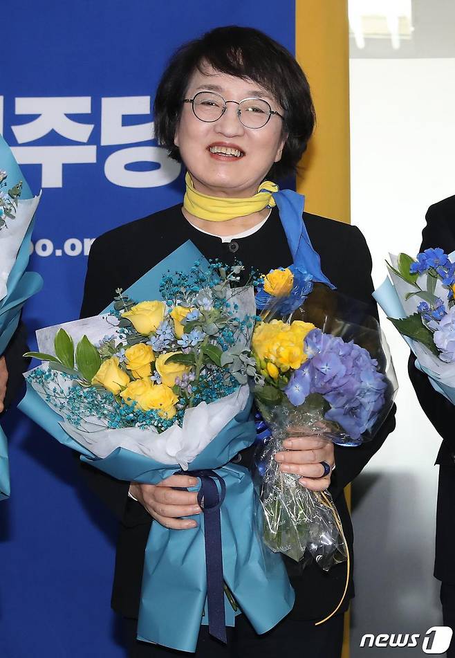 김진애 전 의원이 16일 오전 서울 여의도 열린민주당 당사에서 열린 당선인사 및 선거결과 발표 기자회견에서 꽃다발을 받고 기념촬영을 하고 있다. /사진 = 뉴스1