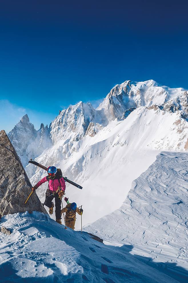 몽블랑 남벽과 에귀디 노아의 거대한 침봉이 보이는 엘브르너 주변에서 스키 등반을 하고, 정상 능선을 오르고 있다. 그녀는 산악스키에 있어서도 상당한 실력자다.