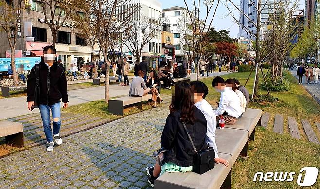 제21대 국회의원선거 투표 당일인 15일서울 마포구 연남동 경의선 숲길공원(연남동 철길공원)에는 20~30대 젊은 층 유권자들의 봄나들이가 이어지고 있다. 2020.4.15/뉴스1 © News1 황덕현 기자