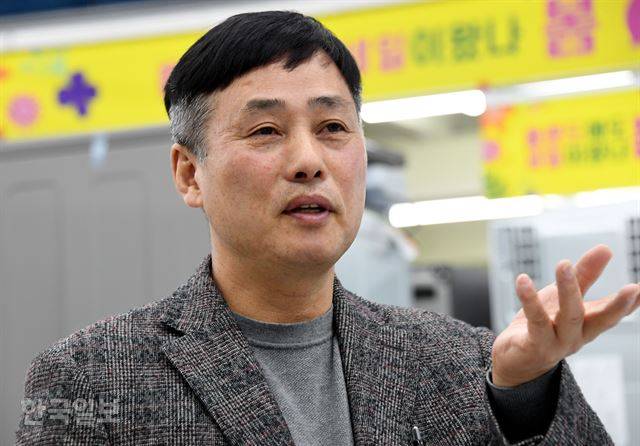 서동원 올랜드 아울렛 회장이 파주본점에서 리퍼브의 세계에 대해 얘기하고 있다.고영권 기자