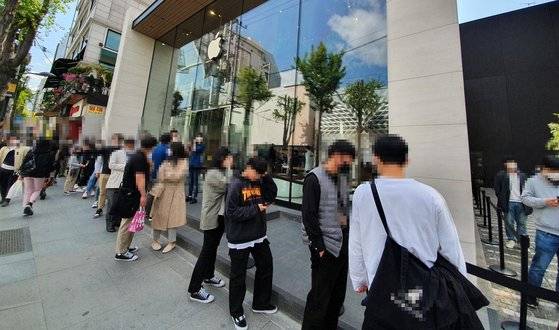 18일 오후 2시쯤 신사동 가로수길에 위치한 애플스토어 재개 소식을 듣고 방문한 고객들이 장사진을 이루고 있다. 이가람 기자.