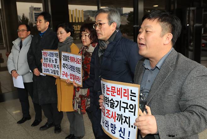 안진걸 민생경제연구소장이 22일 나경원 의원에 대한 고소장을 검찰에 접수하기에 앞서 기자회견을 하고있다./우철훈 선임기자