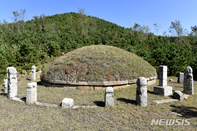 [서울=뉴시스] 고려 29대 충목왕의 무덤인 명릉의 측면 전경. 1910년대에 촬영된 사진에 보이는 석수는 현재 확인되지 않는다. (사진=평화경제연구소 제공) 2020.04.18. photo@newsis.com