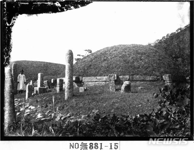 [서울=뉴시스] 1916년경에 촬영된 명릉군 제2릉의 전경. (사진=국립중앙박물관 제공) 2020.04.18. photo@newsis.com (* 위 사진은 재배포, 재판매, DB 및 활용을 금지합니다)