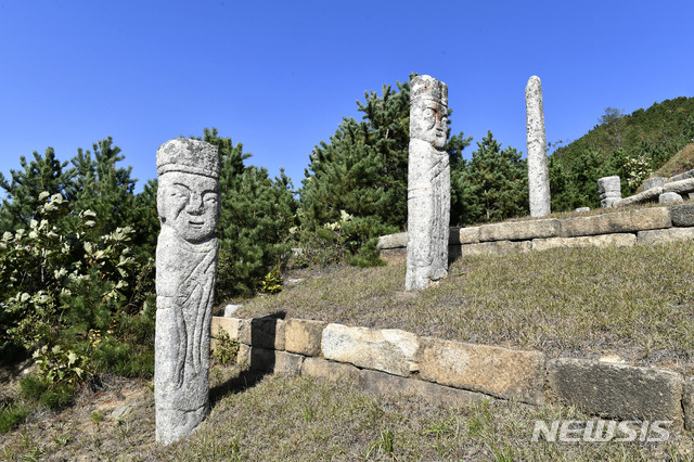 [서울=뉴시스] 명릉군 제2릉의 서쪽에 있는 망주석(望柱石)과 문인석(文人石). (사진=평화경제연구소 제공) 2020.04.18. photo@newsis.com