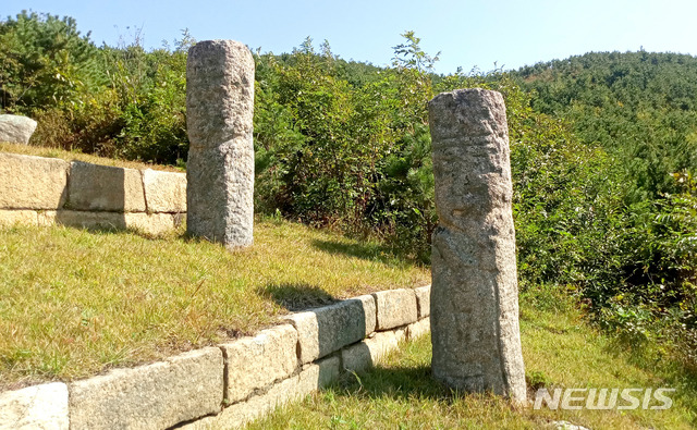 [서울=뉴시스] 개성시 해선리에 있는 명릉군 제3릉의 동쪽 문인석. (사진=평화경제연구소 제공) 2020.04.18. photo@newsis.com