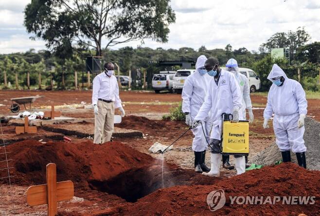 이달 16일 케냐 나이로비의 한 공동묘지에서 코로나19 사망자의 시신을 매장하는 모습 [AP=연합뉴스]
