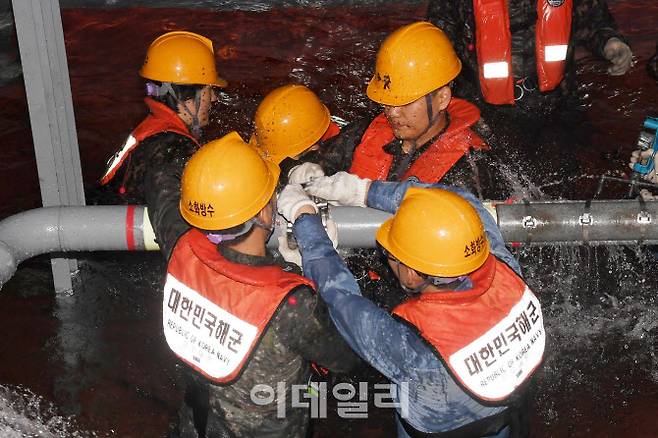 해군 장병들이 함정 손상 통제훈련을 하고 있다. [사진=해군]